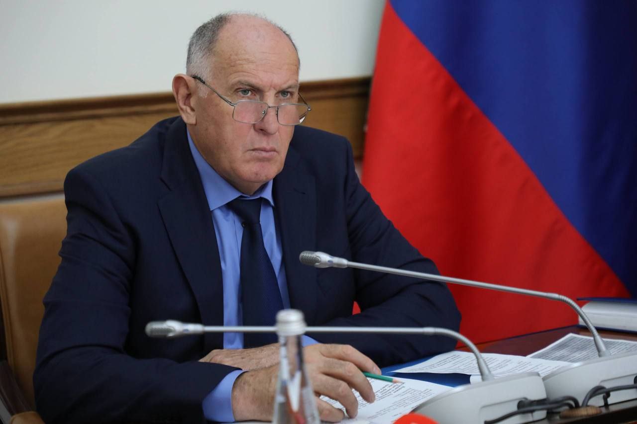 Более 1 77 млрд рублей в рамках Республиканской инвестиционной программы направлено в Дагестане на модернизацию 38 объектов коммунальной инфраструктуры 36 водоснабжение 2 водоотведение Средства пошли на проектирование и или строительно монтажные работы в 24 районах и 3 поселках Махачкалы В связи со вспышкой кишечной инфекции в Магарамкентском районе в июле 2025 года Минстрою Дагестана было поручено провести техническую инвентаризацию источников водоснабжения и водопроводных сетей в муниципалитетах до 1 сентября Сегодня на совещании премьер министр республики Абдулмуслим Абдулмуслимов потребовал доклад у ответственных лиц по итогам проведённой работы Многие очистные сооружения и коммуникации сильно устарели Они не способны функционировать в должной мере их мощность не позволяет справиться с нагрузкой Неудовлетворительное качество воды негативно сказывается на здоровье населения чему пример недавние вспышки инфекционных заболеваний среди населения Это свидетельствует о необходимости принятия дополнительных мер по улучшению ситуации с водоснабжением республики в том числе с использованием современных технологий водоочистки и обеззараживания организации регулярного мониторинга качества воды и контроля со стороны заинтересованных органов власти заявил он