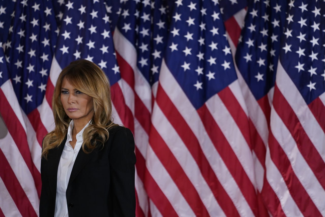Мелания Трамп повлияла на решение мужа о поставках оружия Украине, сообщает The Times «Президент США прислушивается к некоторым людям по определённым вопросам, особенно если они ему очень близки или если их фамилия — Трамп», — отметила автор книги про первую леди Мэри Джордан. Как подчёркивает газета The Times, в Белом доме работает множество советников по национальной безопасности и внешнеполитических аналитиков. Несмотря на это, мнение супруги Дональда Трампа может быть самым весомым, пишет издание. Подпишись на «Говорит Москва»