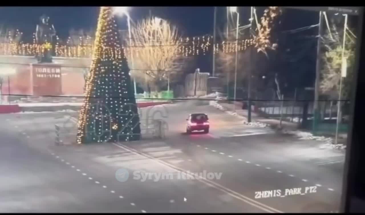 Водитель в Сарыагаше снес новогоднюю елку, восстановил ее и пообещал больше не повторять