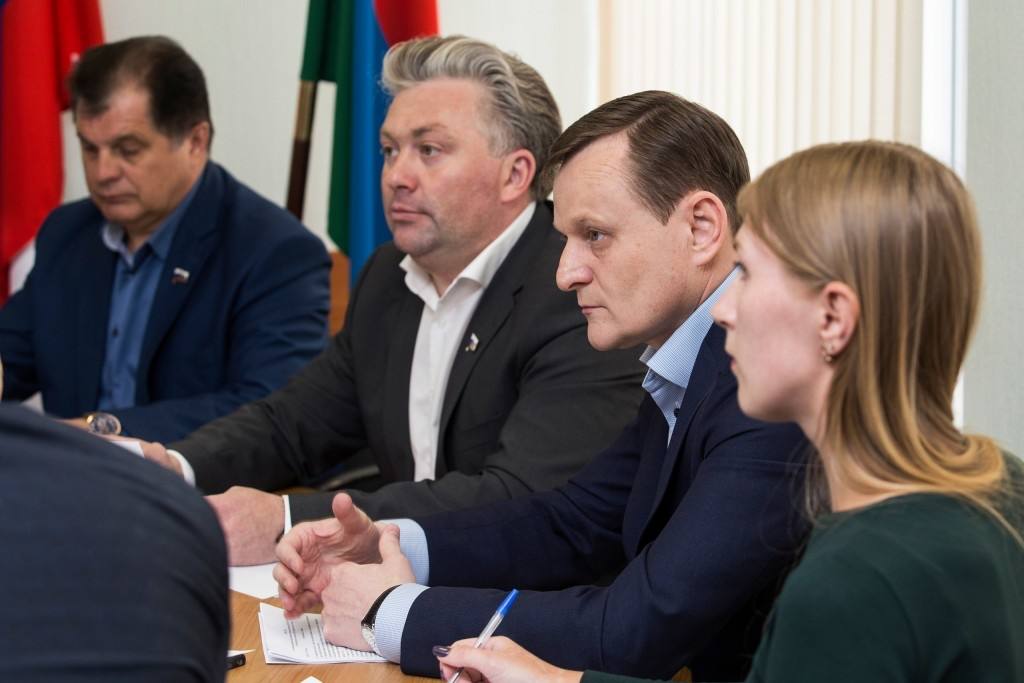 23 сентября 2025 года произошла ротация на позиции Главы Прионежского муниципального района Пост оставил Сухарев Вадим Александрович Ушел работать простым учителем истории в СОШ Также Сухарев В А является руководителем лицом уполномоченным действовать без доверенности в организациях ООО ТРАНСПОРТНАЯ КОМПАНИЯ директор с 15 05 2025 г ООО АТП 2 директор с 15 05 2025 г ООО Регион Авто директор с 15 05 2025 В 2017 году Сухарев В А досрочно сдал мандат депутата Петрозаводского городского совета 28 созыва Тогда он перешел на позицию Главы Деревянского сельского поселения и был делегирован в Главы Прионежского муниципального района Учитель предприниматель Красивая история