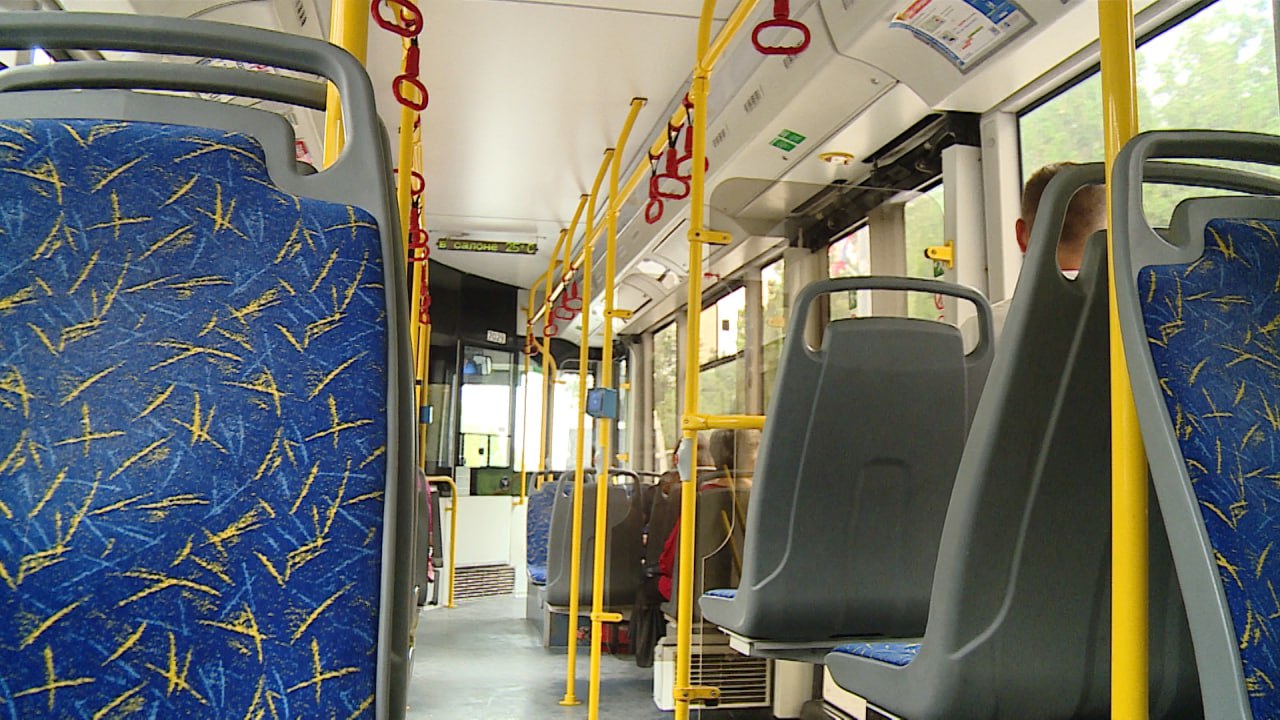 В Волгограде автобусы будут развозить дачников до 4 ноября включительно Мера принята в связи с окончанием дачного сезона и коснется 12 маршрутов Последние рейсы в 14 СНТ города будут сделаны 2 3 и 4 ноября  В мэрии напомнили что с 1 ноября для оформления социального проездного на общественный транспорт нужно предъявить актуальную справку о доходах в отделения МФЦ Подписаться Перейти на сайт