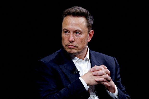 БУДУЩЕЕ   ИЛОН МАСК ОЦЕНИЛ ВЕРОЯТНОСТЬ ВЫХОДА ИИ ИЗ-ПОД КОНТРОЛЯ  Глава Tesla и SpaceX Илон Маск оценил вероятность того, что искусственный интеллект  ИИ  перестанет подчиняться человеку.   Во время выступления на конференции Future Investment Initiative в Эр-Рияде  Саудовская Аравия  Маск спрогнозировал развитие ИИ до конца десятилетия. По его словам, вероятность, что искусственный интеллект и роботы перестанут подчиняться человеку, или что-то пойдет не так, составляет 10-20 процентов.  Однако Илон Маск полагает, что наиболее вероятно развитие, при котором «скорее всего, все будет замечательно». Миллиардер все еще уверен, что ИИ можно будет контролировать, хотя при этом он будет становиться в 10 раз лучше своей предыдущей версии каждый год.  Предприниматель заметил, что к концу десятилетия ИИ будет таким же способным, как 8 миллиардов людей на планете. «Я думаю, он сможет делать все, что может делать любой человек, — возможно, в течение следующего года или двух», — заявил Маск. По словам Илона Маска, всего через три года ИИ будет разумнее и способнее, чем все живущие на планете люди вместе взятые.  Также Маск предсказал, что в каждом регионе мира будет создано несколько ИИ. Кроме того, в будущем количество роботов значительно превысит число человек на планете.  ФОТО: Gonzalo Fuentes / Reuters  #аврорамедиа_хайтек    Telegram-экосистема АВРОРА МЕДИА МЕДИА   НОВОСТИ   РЕГИОН   ЛАЙФ   СПОРТ   ГЕРЛЗ   ХАЙТЕК   ПЕРСОНЫ   ИНСАЙД   КРИМИНАЛ   МОЛОДОСТЬ   LIVE   АВРОРА МЕДИА YOUTUBE   RUTUBE