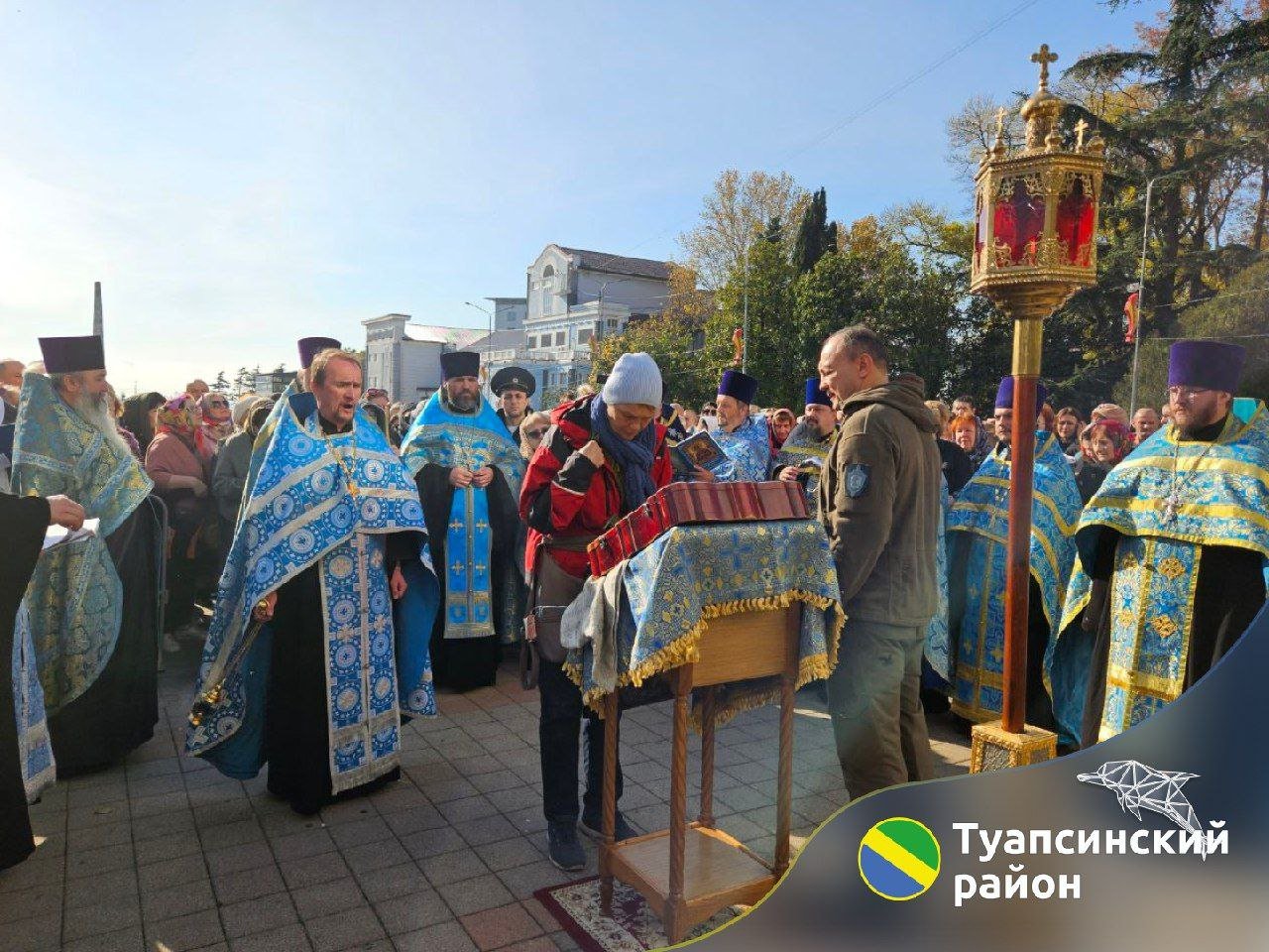 На главной городской площади Туапсе прошёл молебен перед чудотворной мироточивой иконой Божией Матери «Умягчение злых сердец». Служение провели по благословению епископа Сочинского и Туапсинского Германа.  Все желающие могли не только поучаствовать в совместной молитве, но и приложиться к чудотворному образу Богородицы, известному также как «Умягчение злых сердец – Донецкая».  Икона замироточила с 7 августа 2014 года во время пребывания в городе Донецке. С начала проведения СВО чудотворный образ постоянно посещает части и подразделения на передовой. В настоящее время икона приписана Горловской мотострелковой бригаде. Её поездки сопровождают ветераны Ассоциации «Альфа». За этот период многие воины получили помощь от чудотворной иконы в выполнении боевых задач, исцелении раненых, в поиске пропавших без вести.