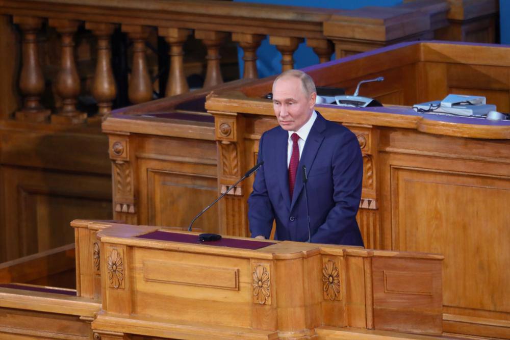 Владимир Путин направил приветствие участникам, организаторам и гостям XIII Петербургского международного юридического форума – 2025. Глава государства отметил, что форум по сложившейся традиции предоставляет возможность обсудить широкий круг актуальных юридических вопросов, связанных с развитием системы международных отношений, совершенствованием и гармонизацией национальных правовых систем. «Сегодня в условиях формирования многополярного миропорядка одной из приоритетных задач является настройка глобальных институтов управления и механизмов обеспечения коллективной безопасности таким образом, чтобы они соответствовали требованиям времени, служили на благо прогресса и процветания. Такая работа должна опираться на позитивный исторический опыт, взаимную готовность осмыслить и учитывать уроки прошлого», — подчеркнул Владимир Путин, добавив, что только совместными усилиями можно создать пространство доверия и сотрудничества, основанное на принципах равенства государственных суверенитетов и уважения культурных особенностей всех народов.