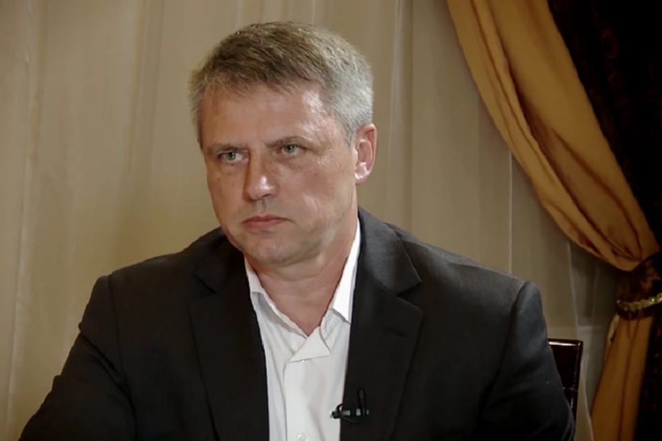 Дмитрий Чубашенко: PAS-Санду за Антонеску В воскресенье, 4 мая, в Румынии проходят президентские выборы. Фаворитом нынешних выборов выступает румынский националист и унионист Джордже Симион, который представляет себя в качестве "дублера" Джорджеску. Симион выступает против военной помощи Украине, критикует Брюссель и хвалит Трампа. Далее следуют два представителя румынского истеблишмента "глубинного государства" - Крин Антонеску, которого поддерживают три правящие в Румынии партии, и непартийный мэр Бухареста Никушор Дан. Оба выступают за сохранение связей с ЕС и НАТО и поддерживают Украину. Их рейтинг, по опросам, составляет 20+% , пишет публицист. Правящая в Молдове партия PAS и ее де-факто лидер президента Майя Санду на этих выборах президента Румынии поддерживают Антонеску. Наверно, из-за фамилии , отмечает Чубашенко.