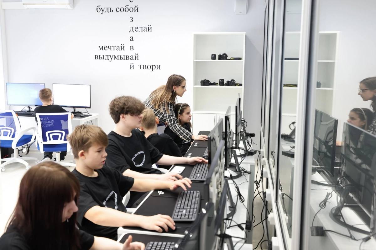 В Великоустюгском округе в этом году откроют Школу креативных индустрий   Школа креативных индустрий будет работать на базе Детской школы искусств в городе Красавино Великоустюгского округа. Инициативу поддержало Министерство культуры России. На базе учреждения школьники будут осваивать творческие специальности и учиться создавать собственные проекты на стыке искусств и современных цифровых технологий.    «Набор обучающихся уже стартовал и будет проходить ежегодно. В этом году Школа примет 60 талантливых ребят с 5 по 11 класс. Они будут изучать дизайн, анимацию и 3D-графику, фото- и видеопроизводство. Отмечу, что курсы совершенно бесплатные и рассчитаны на два года», – рассказал Георгий Филимонов.
