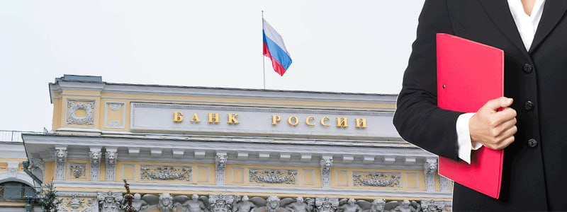 Банк России представил итоги публичного обсуждения доклада по изменениям в регулировании розничных ПИФ Чтобы повысить инвестиционную привлекательность паевых инвестиционных фондов и защитить права розничных инвесторов регулятор планирует внести следующие ключевые изменения в регулирование ПИФ расширить доступные для инвестирования объекты за счет неторгуемых на бирже ценных бумаг и простых долговых цифровых финансовых активов Но доля таких продуктов в составе розничных ПИФ будет ограничена единым лимитом в размере 10 20 для ЗПИФ предоставить управляющей компании право отказаться от формирования ПИФ если идея потеряла свою актуальность или нет спроса на такую инвестиционную стратегию Это позволит ускорить возврат инвесторам их средств переданных в оплату инвестиционных паев ввести процедуру объединения нескольких биржевых ПИФ в один фонд Сейчас такая возможность есть у открытых ПИФ К ней прибегают чтобы повысить эффективность управления фондами и минимизировать операционные издержки Эти и другие меры ЦБ планирует разработать в 2026 2027 годах