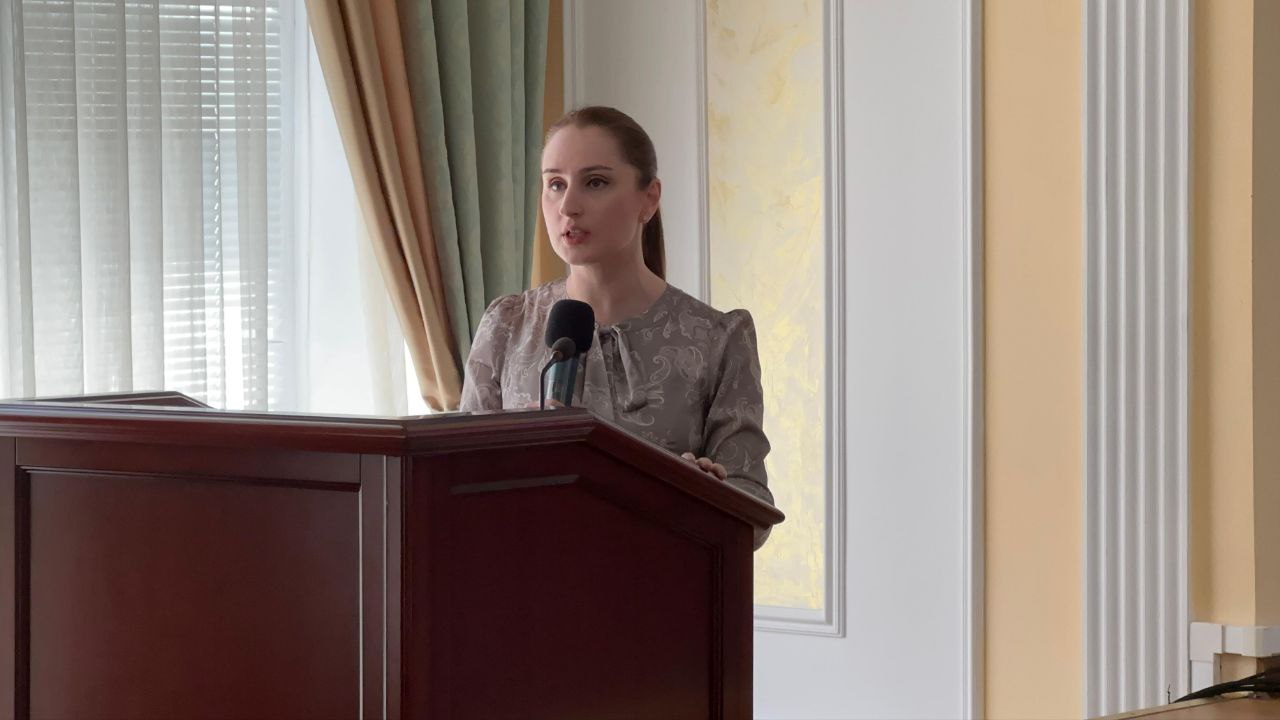 В Дагестанском институте развития образования прошла стратегическая сессия, посвящённая формированию предложений для плана реализации Стратегии развития системы образования в Российской Федерации до 2040 года. Мероприятие проходило в рамках работы над федеральной Стратегией развития образования до 2036 года с перспективой до 2040 года. Разработка документа ведётся по поручению Президента России Владимира Путина и координируется заместителем Председателя Правительства Дмитрием Чернышенко. На пленарной части сессии выступила первый заместитель министра образования и науки Республики Дагестан Аида Далгатова. Ключевые задачи стратегии развития образования ясны и определены: мы стремимся к качественному развитию каждого человека, воспитанию патриотизма и формированию ответственности перед обществом и страной. Именно в этих направлениях мы должны приложить максимум усилий, - отметила она. Участниками мероприятия стали управленцы, педагоги, представители родительской общественности и обучающиеся. Их задача были внести свой вклад в формирование региональных предложений. Были определены группы участников образовательного процесса. Им предстояло ответить на три вопроса: что им нравится в системе образования, что не нравится и какие ключевые моменты они хотели бы выделить. Затем каждая группа представила свои предложения и мероприятия, которые, по их мнению, следует реализовать в системе образования для повышения качества обучения на всех уровнях: общем образовании, среднем профессиональном образовании, высшем образовании и дополнительном образовании. В настоящее время Стратегия находится на стадии активного общественного обсуждения, в котором участвуют представители всех субъектов Российской Федерации и более 650 экспертов из различных сфер. Такой широкий круг участников позволяет учесть разнообразные мнения и потребности всех заинтересованных сторон. Минобрнауки РД