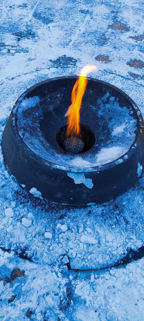 Сегодня специалисты подключили Вечный огонь в сквере им Борцов Революции Как сообщил мэр Сергей Шелест теперь он снова работает в режиме непрерывного горения Ранее в связи с ремонтом инженерных систем и облицовкой гранитом плиты основания Вечного огня возникла необходимость временного отключения пламени В сквере в рамках национального проекта Инфраструктура для жизни уложили гранитную плитку рулонный газон установили новое современное уличное освещение архитектурную подсветку памятников обновили подпорные стенки гранитными плитами установили скамьи и урны Также на средства городского бюджета привели в порядок скульптурную композицию на входе в сквер со стороны улицы Ленина