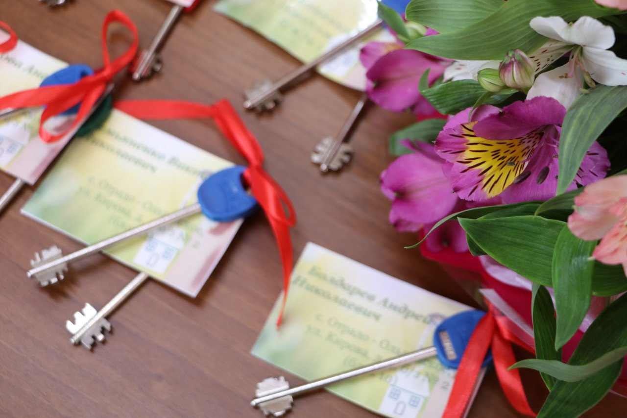 На Кубани в 2025 году приобрели 1 3 тысячи квартир для детей сирот Средства на эти цели выделили по программе Дети Кубани Помочь детям сиротам начать взрослую жизнь с чистого листа наша обязанность В 2025 году мы обеспечили жильем на 52 человека больше чем планировали Это жители девяти муниципалитетов Сочи Геленджика Анапы Новороссийска а также Белоглинского Тимашевского Новокубанского Белореченского и Кореновского районов Новоселам остается только перевезти мебель и вещи Благодаря экономии в 2025 году приобрели 1 3 тысячи квартир все с ремонтом установлены сантехника и плиты По программе Дети Кубани направили почти пять миллиардов рублей плюс выдали 90 сертификатов на покупку жилья в собственность рассказал министр труда и социального развития Краснодарского края Сергей Гаркуша Читайте нас в MAX