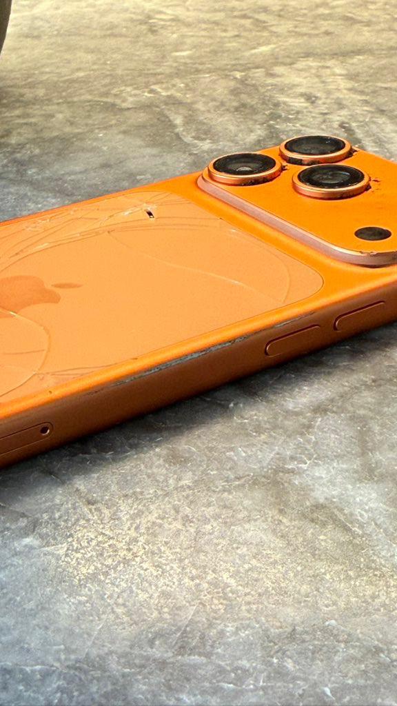 Владельцы новых iPhone 17 столкнулись с проблемой их смартфоны легко царапаются Особенные проблемы с надежностью корпуса заметили в Pro версии На корпусе iPhone остаются сколы и повреждения от минимального контакта В Apple Store разводят руками и отказываются в замене мол так и должно Напомним что Apple отказался от использования титана в пользу алюминия Дефетв появляются даже на витринах и при надевании чехла Москва 2025