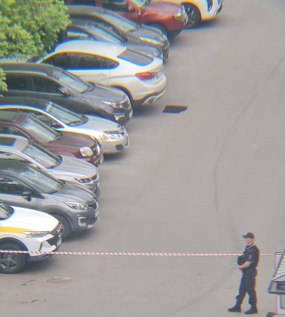 Обстановка на парковке в Кунцево, где проверяют еще один подозрительный автомобиль. На кадрах – оцепленная территория парковки на улице Молодогвардейская, которую охраняют сотрудники полиции. Предварительно, подозрительный предмет обнаружили в припаркованном BMW X6. ЧП / Москва