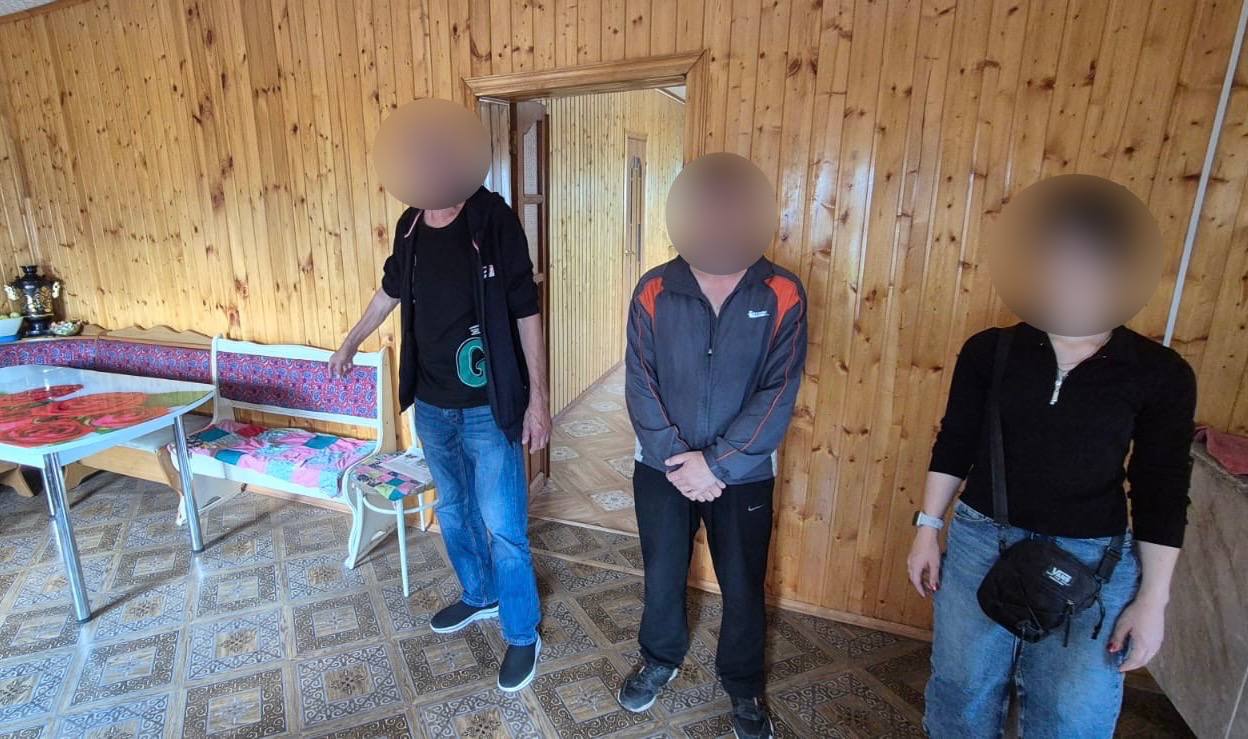 Украл сумку прямо из дома: в Оренбурге задержан подозреваемый в хищении 92 тысяч Ранее неоднократно судимый 66-летний местный житель шел по улице Клубничной, когда заметил открытую калитку. Он зашел во двор, а после и в дом. Там на комоде горожанин заметил сумку 54-летней хозяйки. Прихватив с собой дамский аксессуар, тот поспешил скрыться. Добравшись до безопасного места, мужчина увидел в сумке 92 тысячи рублей. На момент задержания на руках у подозреваемого осталось 20 350 рублей. Остальное он потратил на личные нужды. Об этом рассказали в УМВД региона. Возбуждено уголовное дело по статье «Кража». Ему грозит до шести лет лишения свободы. Фото: УМВД России по Оренбургской области.
