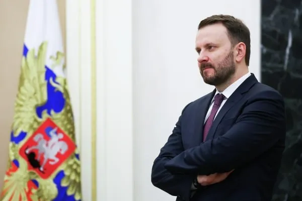 Максим Орешкин назвал экономическую ситуацию в России очень непростой В том числе это связано с дефицитом ресурсов и нехваткой кадров Однако ограничения интернета на отрицательный эффект экономики не повлияли подчеркнул замглавы администрации президента Есть дефицит ресурсов дефицит кадров который мешает экономическому развитию Медленно идут структурные изменения медленно происходит внедрение технологий обратил внимание Максим Орешкин в беседе с журналистом телеканала Россия 1 Павлом Зарубиным Подписаться на Говорит Москва Telegram VK МАКС
