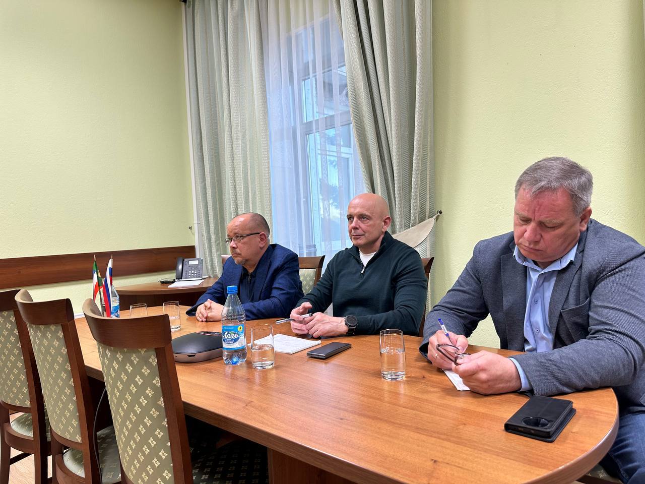 Совместно с правительством Хакасии продолжаем заниматься решением проблем угольной отрасли региона Приняли участие в ВКС под руководством директора департамента угольной промышленности Минэнерго России Петра Бобылева. Из предварительных решений: Для Хакасии определена квота на уголь до конца года — порядка 10 млн тонн. Окончательные объемы вывоза будут указаны в соглашении. Его подпишет РЖД с правительством республики. Предполагается, что задача властей субъекта будет заключаться в распределении квоты внутри региона. Считаю важным и обязательным сделать эту процедуру прозрачной и понятной для наших угледобывающих компаний. Продолжаем работать над выполнением поручения Президента