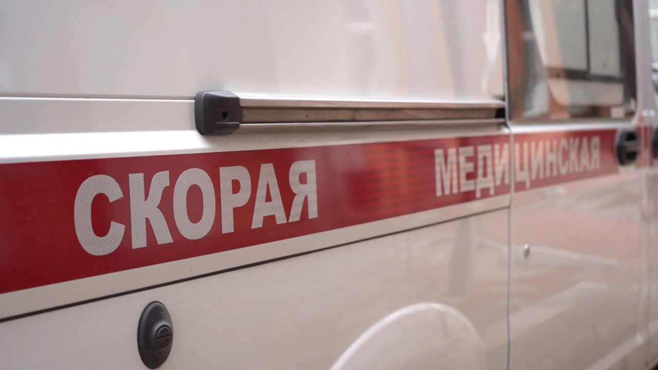 ‼ 62-летний мужчина во время покоса травы около своего дома в поселке Коренево подорвался на мине «Колокольчик» Со множественными осколочными ранениями головы, живота и конечностей, а также переломом пальца курянина доставили в Рыльскую ЦРБ, где оказали первую помощь. Бригада скорой перевезла раненого в Курскую областную больницу, сообщили в региональном правительстве. Сейм Курская область