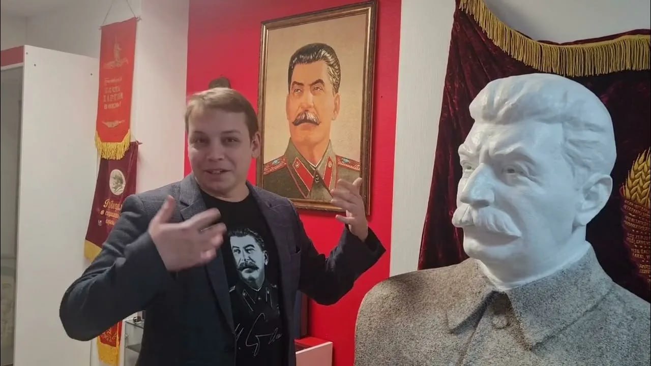 Барнаул 1 Бывший депутат Алтайского заксобрания Сергей Матасов признал вину в мошенничестве он из краевого бюджета похитил 3 2 млн руб Сергей Матасов фиктивно оформлял родственников помощниками присваивая зарплату на Сталин центр в Барнауле Он предоставлял в заксобрание поддельные документы об их работе а выделявшиеся на зарплату бюджетные деньги присваивал Мужчина отметил что благородные мотивы не оправдывают нарушения закона Матасов уже лишился мандата и карьеры Прокурор запросил 5 лет колонии Подписаться Прислать подробнее на канале Барнаул 1