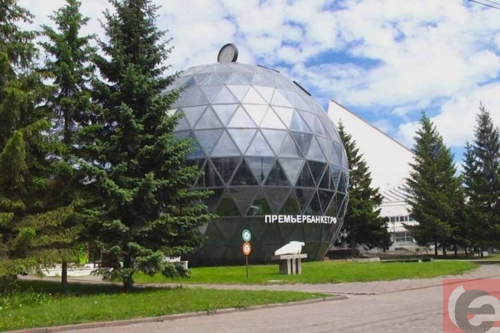 Суд отказал мэрии в сносе ресторана Шарик в центре Новосибирска 30 сентября в Новосибирске завершилась тяжба по поводу демонтажа необычного сферического павильона с кафе Шарик расположенного около театра Глобус Фемида не нашла оснований для сноса уникального сооружения Судьбоносное заседание состоялось сегодня в Арбитражном суде НСО который в итоге полностью отказал мэрии в иске Впрочем исход разбирательства стал очевиден еще на прошлой неделе когда стало известно что назначенные судом эксперты признали Шарик нестационарным объектом а муниципалитет настаивал на сносе капитального самостроя Напомним что спор вокруг шарообразного сооружения возник в прошлом году Выяснилось что участок где расположен павильон был выделен без проведения торгов а сама земля предназначалась для размещения нестационарного объекта По заключению же профильной комиссии мэрии Шарик имел все признаки объекта капитального строительства Подробнее на сайте Прецедента