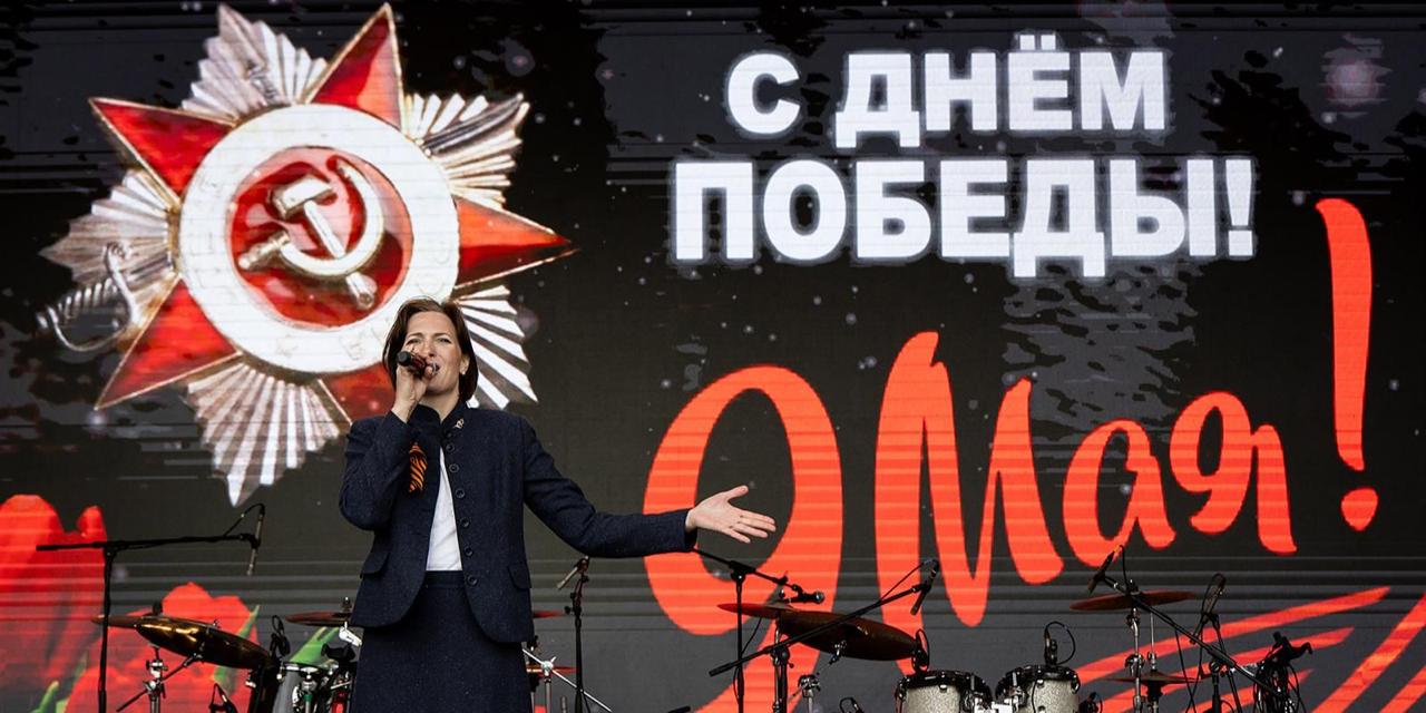 9 мая по всему городу пройдет праздничная программа. В разных округах Москвы можно будет посмотреть трансляцию парада с Красной площади, выступления творческих коллективов и солистов. Например, гостей ждут в музеях-заповедниках «Царицыно» и «Коломенское», в Измайловском и Бабушкинском парках, парке «Печатники», на Центральной площади в Зеленограде и Академической площади в Троицке. Полный список площадок и график работы — по ссылке.