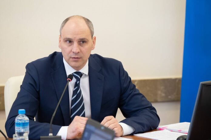 Глава Свердловской области Денис Паслер принял решение об отмене особого противопожарного режима на территории региона с 4 июля. Вопрос будет рассмотрен на заседании правительства 3 июля  «Погода и установленные ограничительные меры позволили пройти самый опасный период лета с минимальным количеством природных пожаров. Все зарегистрированные возгорания специалисты оперативно ликвидировали, чаще всего — в первые сутки. Ответственно отнеслись к ограничениям жители региона: случаев разведения костров и сжигания мусора стало значительно меньше по сравнению с предыдущими годами. Спасибо вам, уважаемые уральцы, за понимание и внимательное отношение к вопросам пожарной безопасности», — написал Денис Паслер.  Он также обратил внимание, что в условиях, когда противопожарный режим не действует, главы муниципалитетов сохраняют право вводить локальные ограничения при потенциальной угрозе.  «Несмотря на отмену режима, ответственное отношение к природе должно всегда оставаться частью внутренней культуры уральцев. Проводите время на природе с родными и друзьями, но, пожалуйста, берегите лес!» — подчеркнул Денис Паслер.    telegram-канал Дениса Паслера   Подписаться на «ОГ» Прислать новость Поддержать канал