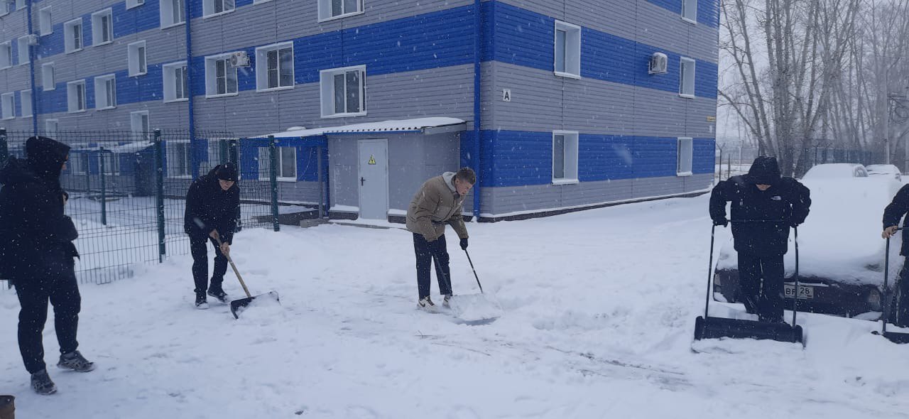 Студенты Белогорска вышли на уборку снега.   Помощь в отчистке территорий от снега оказывают студенты Амурского колледжа сервиса и торговли и Амурского многофункционального центра профессиональных квалификаций.   — На очистку территорий вышли наши парни со второго курса, — комментирует заместитель заведующей по общему вопросу АКСТ Елена Бугрик. — Ребята входят в волонтерское движение. Прочистили сегодня пешеходную дорожку от остановки до колледжа и общежития. Так как снег идет в течение всего дня волонтеры будут сменять друг друга и помогать городу в уборе снега.  С самого утра к уборке снега приступили также студенты АМФЦПК. Ребята почистили территорию учебного заведения и прилегающую к ней территорию до дороги, а также до близлежащих многоквартирных домов.  Ранее сообщалось, глава Белогорска Станислав Мелюков призвал всех руководителей предприятий и учреждений всех форм собственности не игнорировать городские правила благоустройства, регламентирующих наведение порядка на территориях.