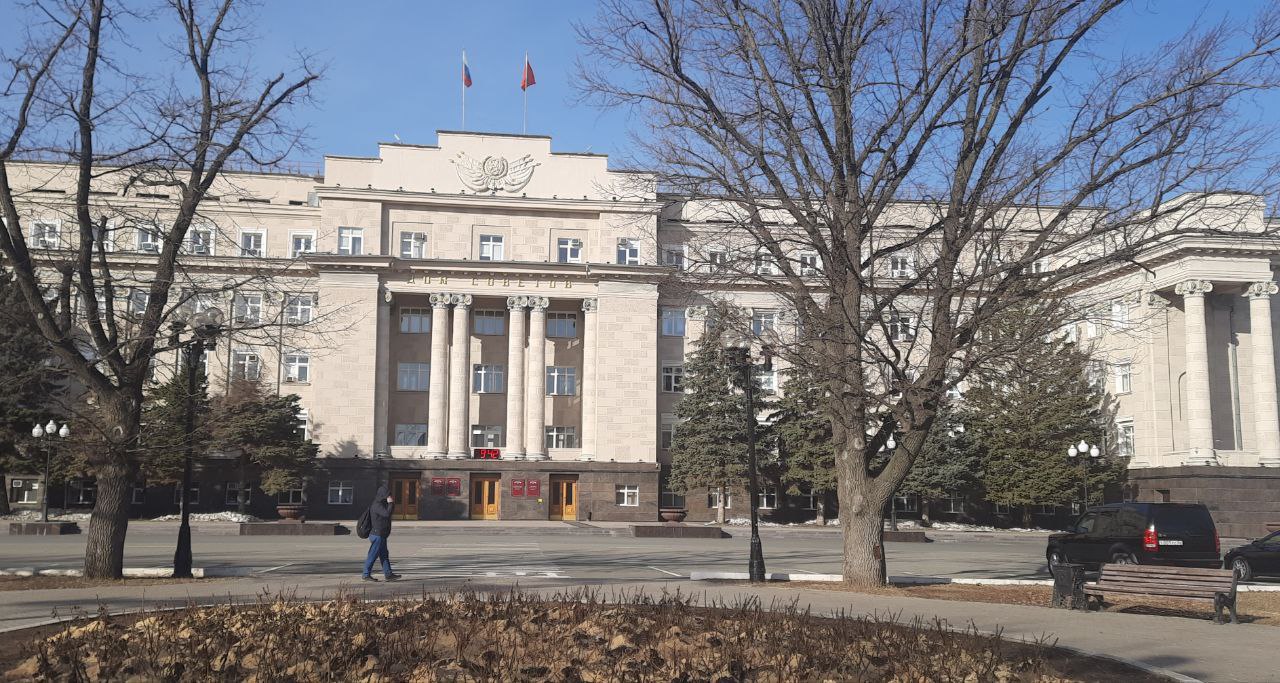 В правительстве Оренбургской области разделят СМИ и региональную политику В структуре правительства появится департамент информационной политики Указ подписан губернатором Евгением Солнцевым В новый департамент передадут часть функций министерства региональной и информационной политики касающейся ответственности за СМИ Из наименования должности вице губернатора заместителя председателя правительства по внутренней политике министра региональной и информационной политики уберут слово информационной Министр будет отвечать за внутреннюю политику а также координировать деятельность департамента информационной политики и департамента молодежной политики В остальном структура правительства останется прежней Подпишитесь на канал ЕАН Оренбург