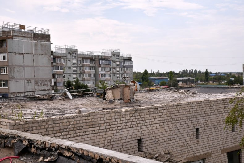 Красноярский край приступил к ремонту очередной кровли в кв. 60 лет СССР В многоквартирном доме №11 ведутся масштабные работы по капитальному ремонту плоской кровли общей площадью 1815 квадратных метров. Старт работ был дан 10 июля, а завершение запланировано на 1 октября текущего года. «Работы охватывают широкий спектр задач: от демонтажа разрушенных вентшахт и кирпичной кладки до уборки строительного мусора. Параллельно ведутся работы по демонтажу старого кровельного покрытия и восстановлению парапетов, а также по установке заземления и отмостки вокруг здания. Применяется метод работы «захватками», позволяющий оптимизировать процесс ремонта», - прокомментировал заместитель главного энергетика КГКУ «УКС» Красноярского края Андрей Корчагин.