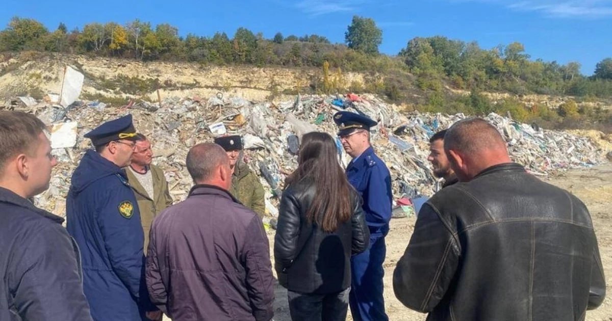 На Кубани продолжает с нарушениями функционировать свалка в Крымском районе  Жители станицы Нижнебаканской жалуются на деятельность мусороперерабатывающего предприятия в их населённом пункте. Предприятие захоранивает отходы, грубо нарушая требования законодательства, что было выявлено прокуратурой.  На выявленные нарушения отреагировала администрация Крымского района. Она уведомила директора ООО ГК «Юг» Максима Ощепкова о необходимости незамедлительного прекращения деятельности на объекте. И пригрозила в случае неповиновения обратиться в суд и на арендатора, и на субарендатора.  Но предприятие продолжило работу.  Прошло три месяца, но местные власти не приняли никаких действенных мер по защите станицы с населением почти 8 000 жителей от экологической угрозы, поэтому станичники решили обратиться к Президенту Российской Федерации, Генеральному прокурору РФ, председателю Следственного комитета РФ.  ПОДРОБНО  УТРЕННИЙ ЮГ   подпишись