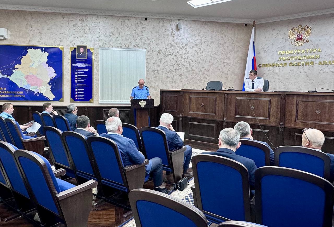 Под председательством первого заместителя прокурора республики Олега Фрикеля состоялось заседание межведомственной рабочей группы по противодействую правонарушениям и преступлениям в сфере исполнения земельного законодательства. Межведомственной рабочей группой обсуждены вопросы соблюдения требований земельного и природоохранного законодательства, проблемные вопросы предоставления земельных участков многодетным семьям и участникам СВО. В заседании приняли участие министр государственного имущества и земельных отношений Руслан Тедеев, заместитель министра природных ресурсов и экологии Заур Камурзаев, начальник отдела государственного земельного надзора Управления Росреестра Заурбек Гасиев, заместитель главы АМС г. Владикавказа Тамерлан Бадтиев, врио руководителя ТУ Росимущества Вячеслав Цидаев, руководитель ФГБУ «Заповедная Осетия – Алания» Эврик Марзаев, руководитель ГКУ «Управление земельными ресурсами РСО-Алания» Георгий Икаев, Уполномоченный по защите прав предпринимателей Заур Кучиев. Также были приглашены представители малого и среднего предпринимательства. По результатам заседания первым заместителем прокурора республики участникам межведомственной рабочей группы даны протокольные поручения. В связи с допущенными многочисленными нарушениями земельного законодательства руководителю ГКУ «Управление земельными ресурсами РСО – Алания» вручено представление. Исполнение протокольных поручений, а также фактическое устранение выявленных нарушений взяты под контроль прокуратурой республики.