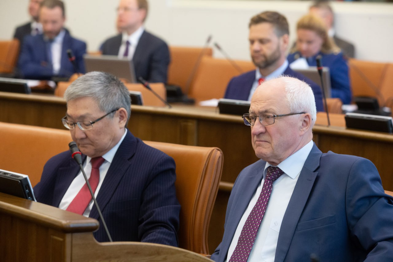 Аэропорт Хатанга может получить имя Николая Фокина В Красноярском крае продолжается общественное голосование по присвоению имени аэропорту в посёлке Хатанга ключевому транспортному узлу Таймыра Среди претендентов долганская поэтесса Евдокия Аксенова выдающийся российский мореплаватель Харитон Лаптев и бывший депутат регионального парламента Николай Фокин По итогам социологического исследования проведённого Общественной палатой края лидирует Николай Андреевич Фокин депутат Законодательного Собрания края двух созывов 2011 2021 многолетний руководитель Хатангского района и почётный гражданин Таймыра Депутат ЗС Валерий Вэнго представляющий северные территории отметил что все кандидатуры достойные Особо он подчеркнул вклад Николая Фокина с которым был знаком лично Более 18 лет тот возглавлял Хатангу последовательно отстаивая интересы жителей Севера Будучи депутатом краевого парламента Фокин активно работал над развитием инфраструктуры поддержкой малочисленных народов и сохранением авиасообщения в арктических районах Николай Андреевич Фокин смог сохранить поселок в сложных условиях организовать северный завоз и обеспечить жителей продуктами и другими необходимыми ресурсами Он кропотливо работал над развитием территории сохранил морской порт и взлетно посадочную полосу добивался строительства нового аэропорта отметил Вэнго Николай Фокин награждён орденом Дружбы медалью За заслуги перед Отечеством II степени и знаком За заслуги перед Таймыром Голосование продлится до 20 сентября и будет проходить в онлайн формате по СМС телефону и на очных площадках в том числе в самой Хатанге Подписаться Задать вопрос депутату
