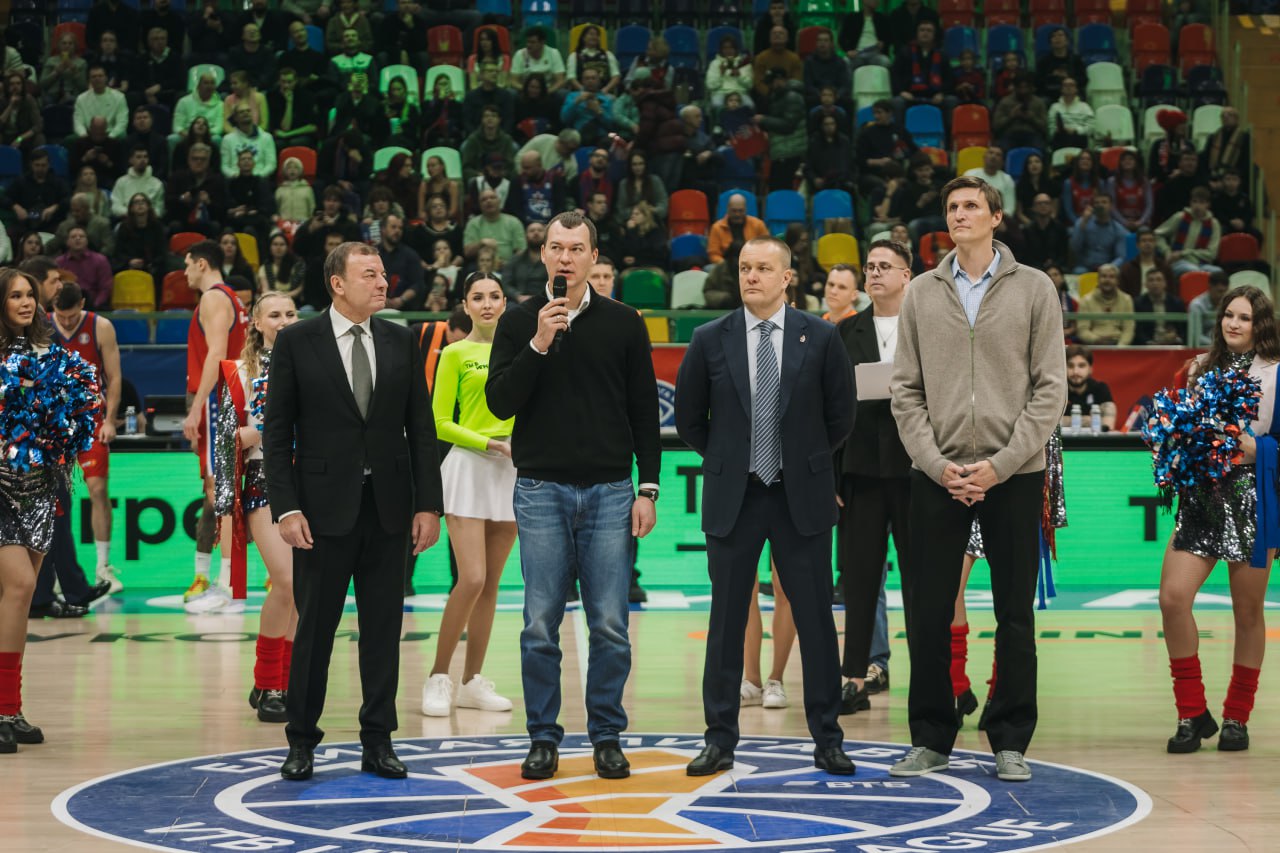 Ты в игре 21 января стартовал VI сезон Всероссийского конкурса спортивных проектов с таким названием О запуске проекта объявил министр спорта председатель Олимпийского комитета России Михаил Дегтярев Ты в игре открывает множество проектов по самым разным видам спорта среди которых с каждым годом становится все больше баскетбольных инициатив Чтобы привлечь дополнительное внимание к этому виду спорта и подчеркнуть его доступность для каждого церемония была приурочена к яркому и зрелищному событию Михаил Дегтярев совершил символическое вбрасывание перед началом баскетбольного матча Единой лиги ВТБ между командами ЦСКА и Уралмаш Подробнее здесь Подписывайтесь на РИА КБР в МАХ