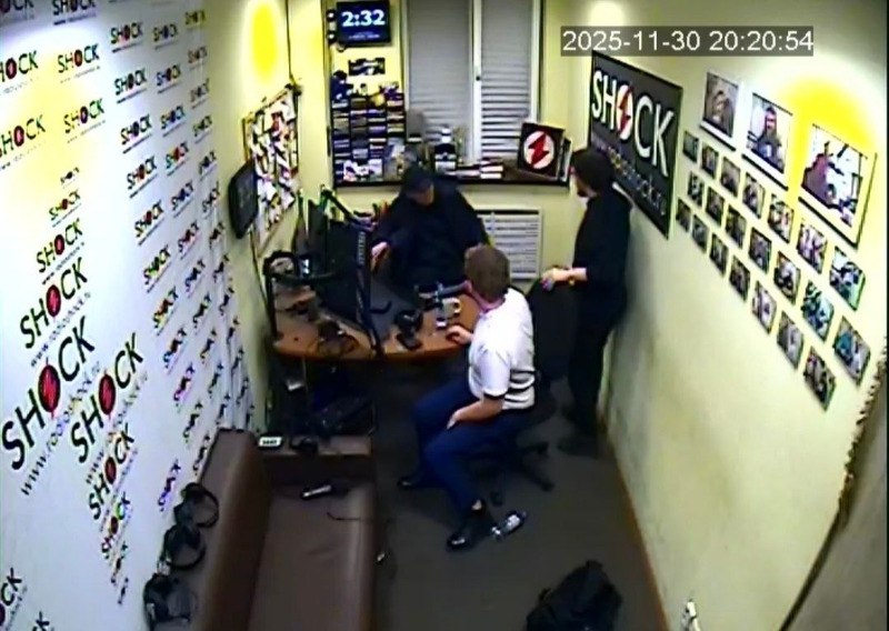 Казаха пытавшегося захватить эфир петербургского радио депортировали из России 52 летний Акинжанов ворвался в студию радио Шок захватил микрофон и начал высказываться на различные темы Сотрудники радио заявили что он также угрожал подрывом однако позже оперативники изучив запись не нашли подтверждения этим угрозам Тем не менее суд счёл высказывания мужчины дискредитирующими российскую армию и оштрафовал его на 30 тысяч рублей по соответствующей статье Добавим что в октябре мужчина пытался ворваться с антивоенной речью в прямой эфир радио Питер FM но тогда его смогли остановить По данным источника знакомого с делом в прошлом мужчина проходил принудительное лечение в психиатрической больнице Подписаться на 1703 лучший новостник Питера но это не точно