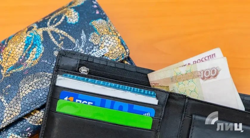 Соцвыплаты и стипендии в ЛНР будут проиндексированы на 4 с учетом инфляции Минфин Социальные выплаты и стипендии в ЛНР в 2026 году будут проиндексированы на 4 с учетом инфляции Об этом сообщил министр финансов Республики Евгений Мануйлов При формировании расходов бюджета учтены следующие подходы Все социальные выплаты и стипендии проиндексированы с учетом индекса инфляции на 4 Индекс инфляции размещен на сайте Министерства экономического развития России поэтому у Республики было основание его применить сказал глава Минфина на слушаниях по законопроекту о бюджете региона Кроме того при формировании бюджета в 2026 году на 4 проиндексированы расходы на публичные нормативные обязательства в том числе ряд пособий расходы на питание коммунальные услуги в учреждениях Проект бюджета ЛНР на 2026 год предполагает свыше 173 млрд руб доходов планируемый объем расходов составит свыше 183 млрд руб