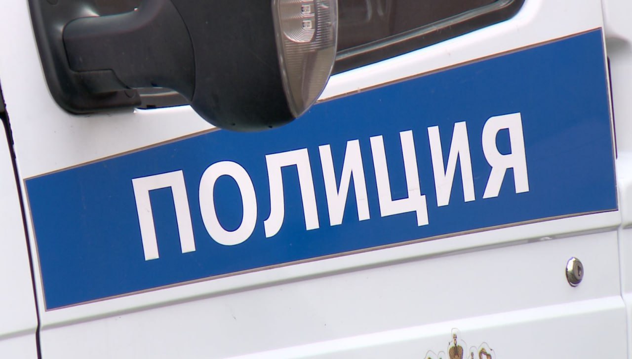Житель Глазуновского района обвиняется в серии мошенничеств против жителей Орла. В Заводском отделе полиции расследуют многоэпизодное уголовное дело в отношении 30-летнего жителя Глазуновского района, подозреваемого в восьми случаях мошенничества. Общая сумма ущерба составила около 950 тысяч рублей. В областном УМВД рассказал подробности. По данным следствия, мужчина предлагал орловчанам помощь в приобретении дорогих гаджетов. Получая деньги, он исчезал, не выполняя обещаний. Первоначально полиция выявила три эпизода, но в ходе расследования к ним добавились еще пять. Подозреваемый скрывался в Москве, но был задержан оперативниками уголовного розыска и доставлен в Орел. Ему избрана мера пресечения в виде подписки о невыезде. Уголовные дела объединены в одно производство. Мошенничества с предоплатой за товары остаются распространенной схемой в регионе. Правоохранители советуют проводить сделки на официальных ресурсах.