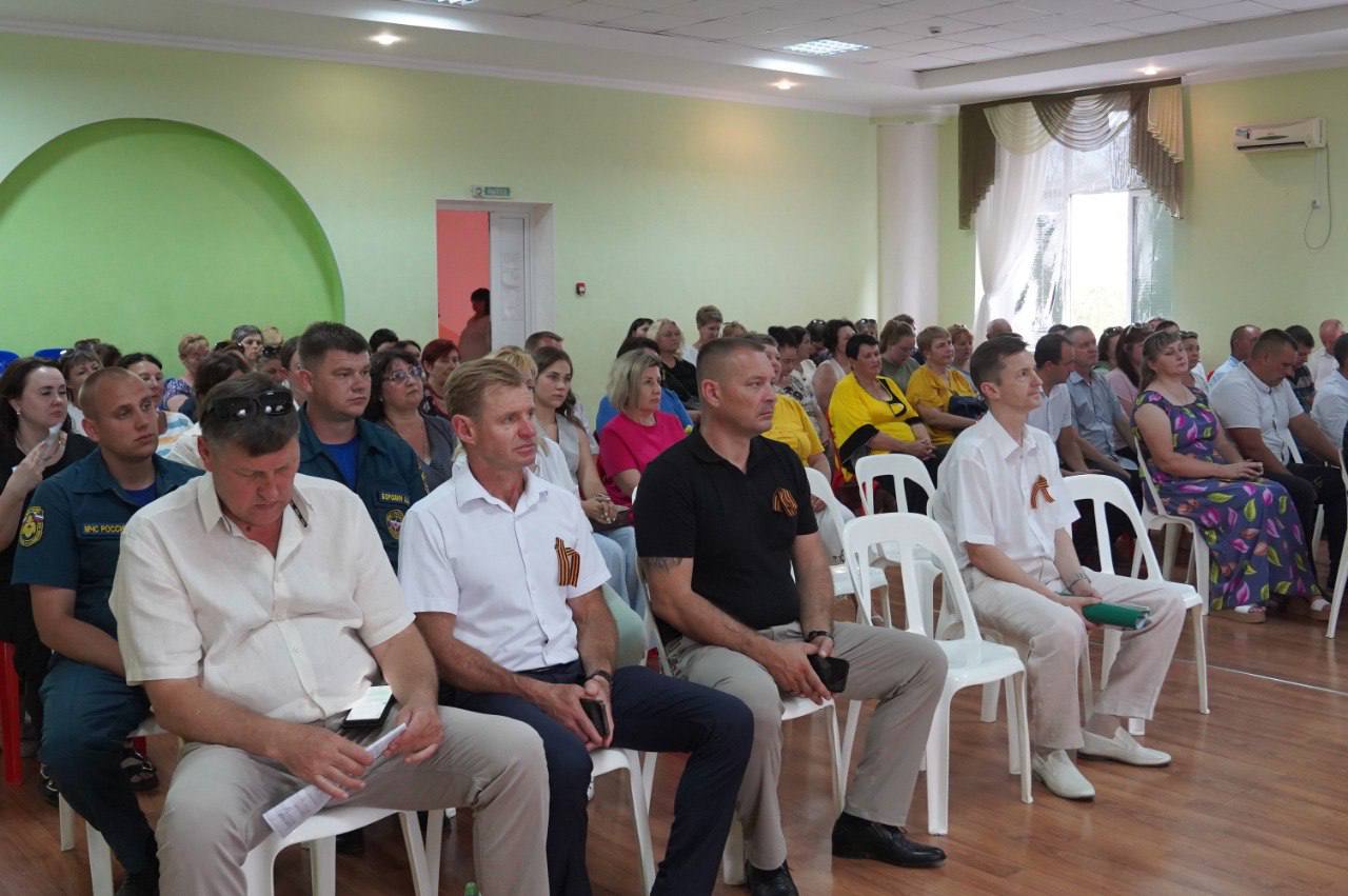 Очередную встречу с жителями провели в Архангельском сельском поселении.   Об итогах работы за первое полугодие текущего года и перспективных проектах рассказал глава поселения Евгений Михайлович Абашкин. Архангельцы задали интересующие вопросы, которые касались реконструкции объектов и обеспечения общественного порядка.   Поселение активно участвует в краевых программах, грантовых проектах. Общественники не раз становились победителями краевого конкурса на звание «Лучший орган территориального общественного самоуправления». Дополнительные средства на развитие населенных пунктов направляются по инициативе губернатора Краснодарского края Вениамина Ивановича Кондратьева. Благоустройство территорий и комфорт жителей – приоритет в работе краевой и местной власти.