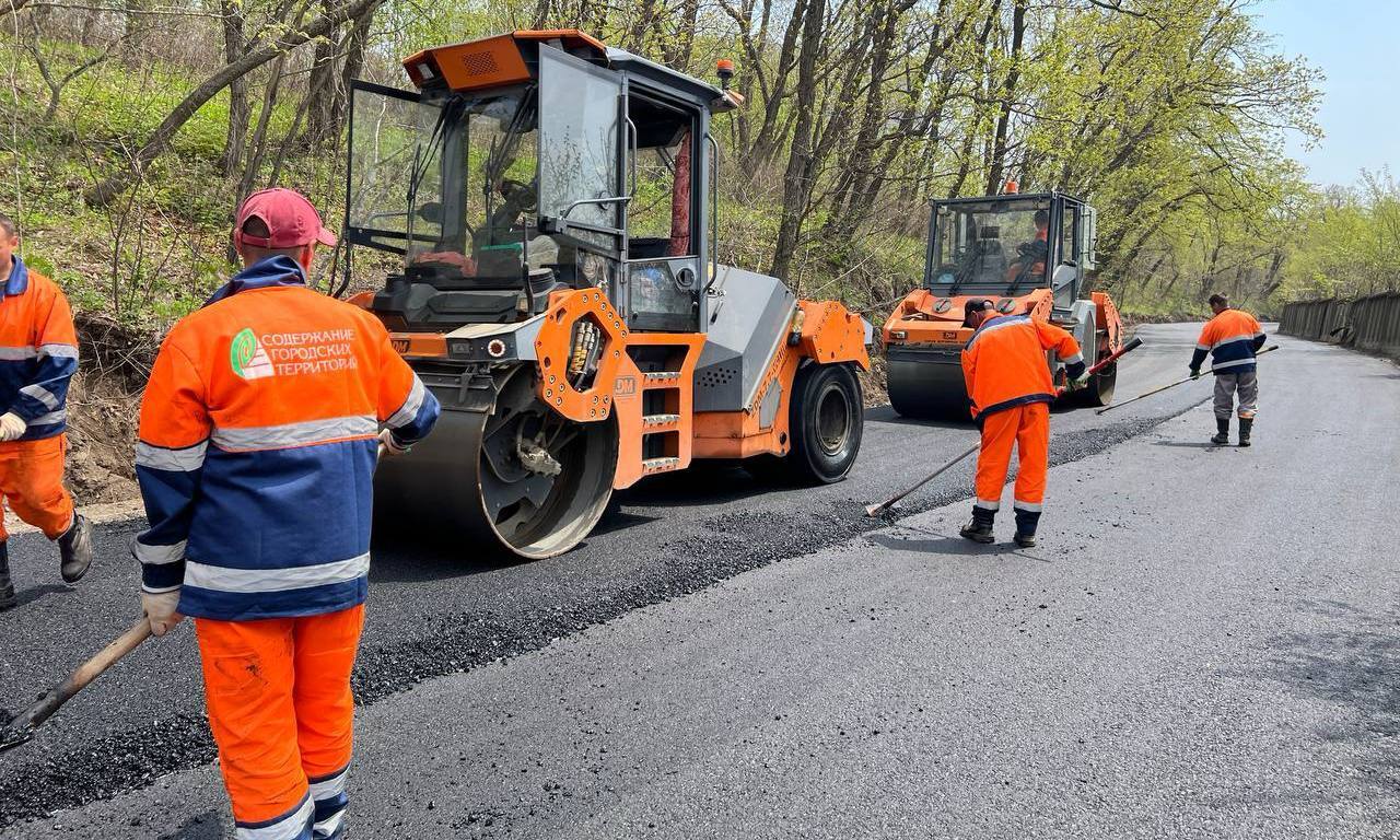 Дорожники муниципального предприятия «Содержание городских территорий» продолжают ремонт проезжих и пешеходных частей в разных районах Владивостока. На Океанском проспекте, 149 и 1-ой Морской, 27 работы уже завершены, а дорогу вдоль Морского кладбища, от Можайской до Катерной, асфальтируют и готовят к сдаче. Ремонтные работы также проходят на улице Бархатной. Еще на десятке объектов ремонт проводят специализированные компании, привлеченные администрацией Владивостока. #РемонтДорог
