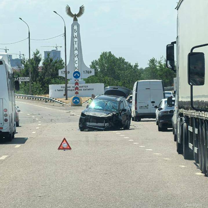 На выезде из Батайска произошло массовое ДТП, столкнулись как минимум три автомобиля Новости №1 в Ростове Прислать новость/фото