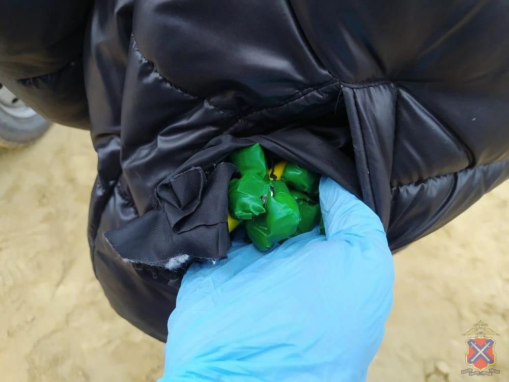 Подросток с 53 свертками наркотиков задержан в Волгоградской области 16 летний житель Камышина подозревается в попытке распространить запрещенные вещества Предварительно известно что он хотел подзаработать и нашел объявление в интернете По инструкции анонимных кураторов ему выдали оптовую партию наркотиков и сказали сделать тайники в Камышинском районе До конца выполнить задание юноша не успел его задержала полиция В 53 свертках был 91 грамм эфедрона 0 246 грамма N метилэфедрона и свыше 7 граммов гашиша Уголовное дело расследуется суд заключил несовершеннолетнего под стражу Подписаться Перейти на сайт MAX