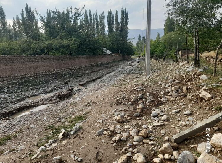 В Баткенском районе сошел сель. На место направлена спецтехника МЧС В результате вода вышла из русел и подтопила территорию населенного пункта. Как сообщили в пресс-службе районной администрации, глава Баткенского района Данир Иманалиев поручил районному управлению МЧС и соответствующим службам незамедлительно приступить к ликвидации последствий стихии. В том числе необходимо провести расчистку, оценить ущерб и организовать восстановительные работы. Для этого в село направят спецтехнику и оперативные бригады. Ситуация находится под личным контролем акима района.