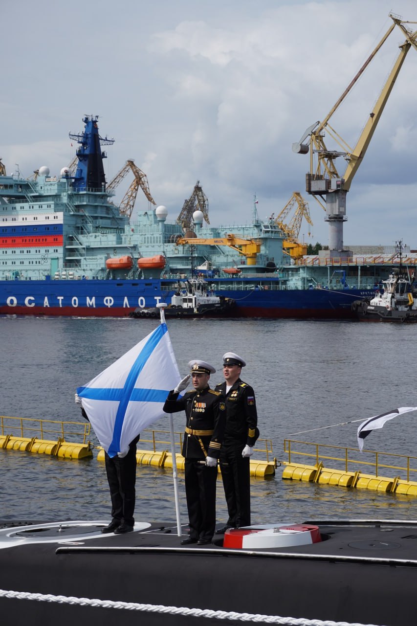 ОСК передала ВМФ РФ дизель-электрическую подводную лодку «Якутск» На предприятии ОСК Адмиралтейские верфи состоялась торжественная церемония передачи Военно-Морскому Флоту дизель-электрической подводной лодки «Якутск» проекта 636.3. Модернизированный проект 636.3 разработан конструкторским бюро ОСК «Рубин». Корабль оснащен новейшим инерциальным навигационным комплексом, современной автоматизированной информационно-управляющей системой и мощным быстродействующим торпедно-ракетным вооружением. Дизель-электрическая подводная лодка «Якутск», ставшая шестой в серии, была заложена в августе 2021 года в присутствии президента России Владимира Путина, и спущена на воду в октябре 2024 года. В настоящее время уже пять подводных кораблей серии — «Петропавловск-Камчатский», «Волхов», «Магадан», «Уфа» и «Можайск» — успешно несут боевую службу, выполняя все поставленные перед ними задачи. Подробнее — на сайте ОСК ОСК