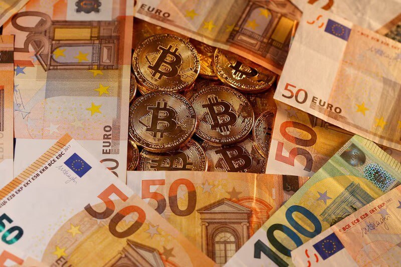 План Европейского центрального банка по запуску цифрового евро к 2029 году вызвал сильное сопротивление со стороны крупнейших банков и ряда депутатов Европарламента Как пишет Financial Times четырнадцать ведущих кредитных организаций включая Deutsche Bank BNP Paribas и ING заявили что проект может подорвать позиции частных платежных систем и ослабить стимулы к инновациям в банковской сфере jkinvest news jkinvest