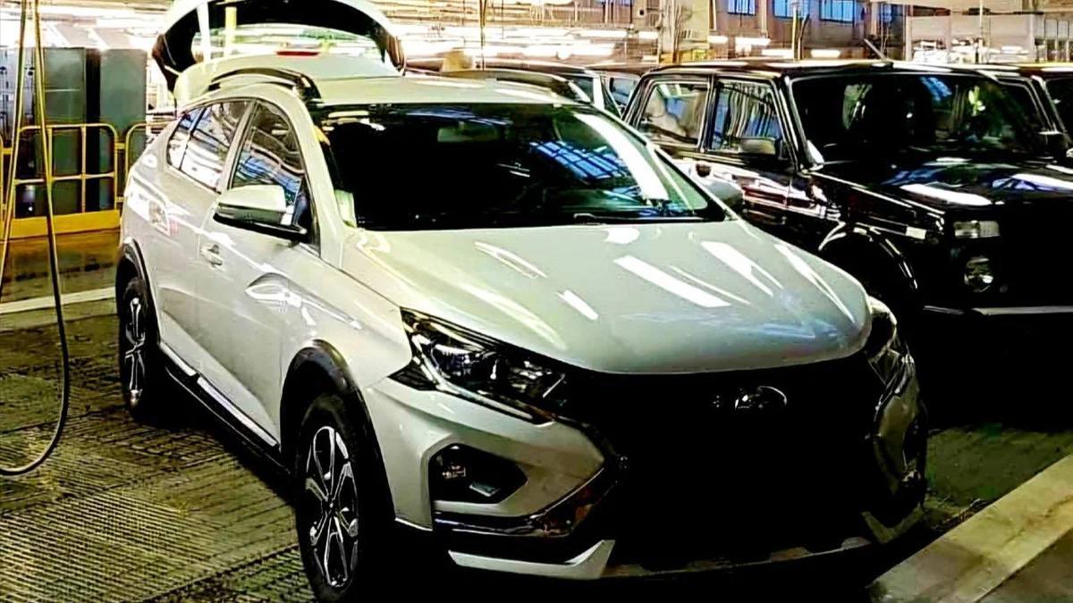 Кросс-универсал Lada Iskra: первые фото. В продаже он может появиться в мае следующего года.   Семейство Lada Iskra составят уже рассекреченный седан и обычный универсал. Моторную гамму для них составят из имеющихся двигателей на 90 и 106 л.с. в сочетании с пяти- и шестиступенчатыми механическими коробками и вариатором.   прислать новость за вознаграждение