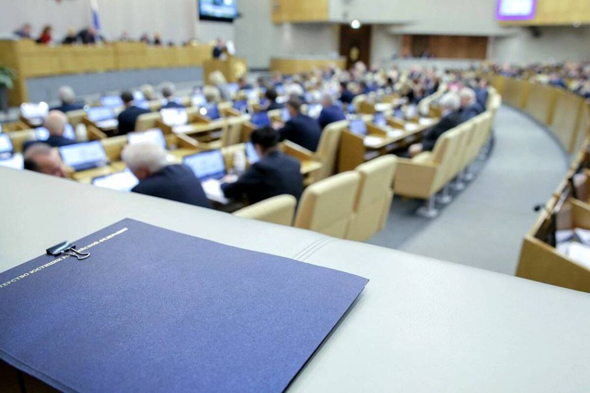 Семьи участников СВО освобождены от уплаты госпошлины при обращении за назначением пенсии по потере кормильца Соответствующий закон принят сегодня Госдумой сразу во втором и третьем чтениях Документом предусматривается освобождение от уплаты государственной пошлины физических лиц при подаче в суд заявлений связанных с реализацией права на пенсионное обеспечение по случаю потери кормильца назначаемое членам семей участников СВО и или лиц выполнявших задачи по отражению вооруженного вторжения на территорию РФ в ходе вооруженной провокации на Государственной границе РФ и территориях субъектов РФ прилегающих к районам проведения СВО Закон направлен на дополнительную поддержку семей участников спецоперации Белик Госдума