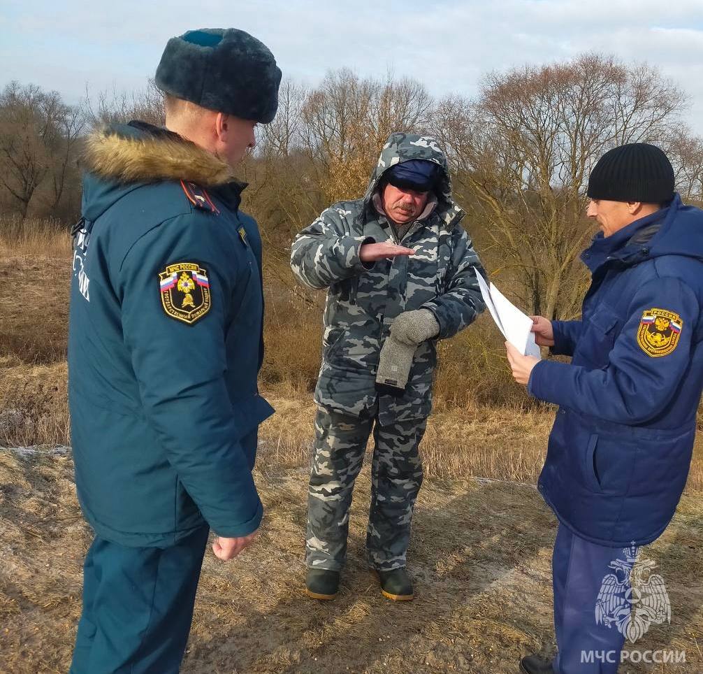 За сутки трое курян нарушили требования пожарной безопасности    Они жгли сухую травянистую растительность и мусор.     Сотрудники регионального ГУ МЧС России составили на граждан административные материалы. Нарушители заплатят штрафы по 5 тысяч рублей.    МЧС России напоминает гражданам, расчищающим территории, о соблюдении определенного алгоритма действий:  – определи безопасное место для проведения отжига; – проинформируй ЕДДС муниципального образования о месте, времени, силах и средствах, объемах проводимых отжигов; – дождись одобрения по погодным условиям по данным Росгидромета.     «Вести.Курск». Только проверенная информация.