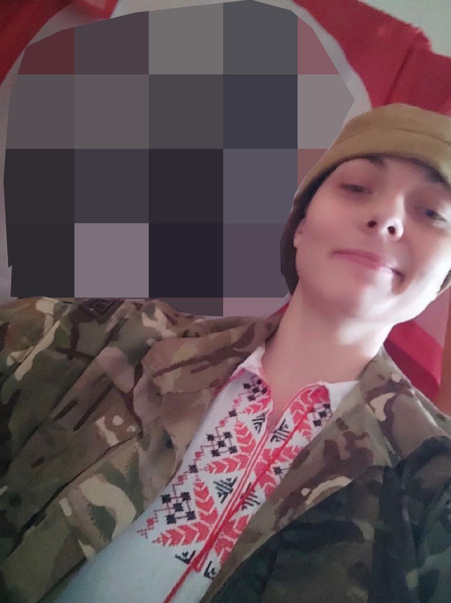 Гражданку Греции за 5 мемов приговорили к условному сроку за неуважение к символам воинской славы. Ранее Z-каналы обвиняли её в мошеннических сборах для военных ВС РФ. Иностранка состояла в отношениях с патриотом Павлом Шульженко, который стал известен из-за того что выдумал себе жену-нацболку вымышленную жену называли тульпой . Приговор 26-летней Элени Григориади вынес Краснодарский краевой суд. Как установили в суде, 9 мая 2022 года Григориади опубликовала в сообществе во «ВКонтакте» 5 мемов с георгиевской лентой, плакатом «Родина-мать зовёт!», вечным огнём. В суде гречанка полностью признала вину и раскаялась, ей назначили год условно с запретом на два года выкладывать материалы в интернет. Об Элени Григориади часто писали Z-каналы из-за её связи с блогером Павлом Шульженко. До 2015 года он был дьяконом, но после стал Z-блогером, выдумал себе жену Монику и публиковал информацию, как они с женой-тульпой ездят в зону СВО. Позже Шульженко начал писать об отношениях с Григориарди, которую называл «Слива». По его словам, Элени жила в Киеве, а в 2022 году переехала в Россию. Они вместе устраивали сборы для военных, которые часто называли мошенническими.