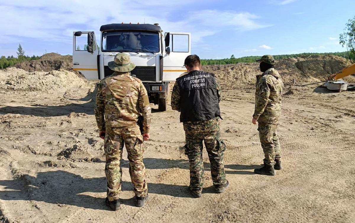 Рабскую силу использовали в одной из старательских артелей в Зейском округе  66-летний отец и его 36-летний сын применили насилие к одному из рабочих. Они забрали документы у 47-летнего жителя Приморского края и заставляли трудиться сверх нормы, выполняя работы, не входившие в его обязанности.  Против мужчин возбудили уголовное дело за использование рабского труда. Их заключили под стражу.  Им грозит лишение свободы на срок до десяти лет.