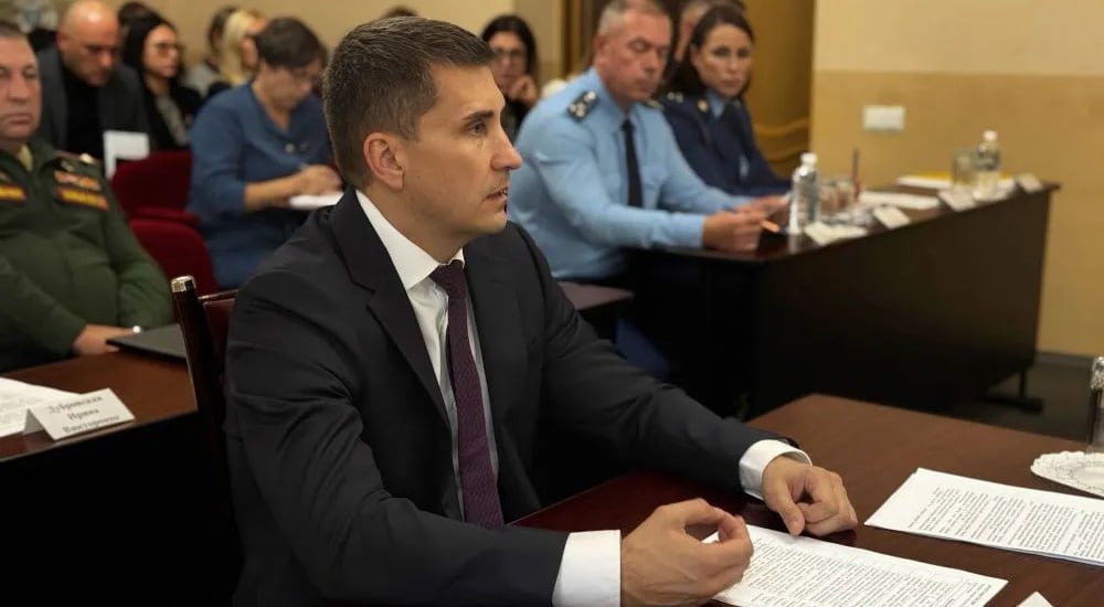 Мэр Биробиджана Максим Семёнов принял решение сложить полномочия Об этом он сообщил в своих соцсетях Сегодня мой последний рабочий день на посту мэра Биробиджана Сегодня же депутаты городской думы приняли его отставку О причинах ухода с поста не сообщается Семёнов официально вступил в должность мэра 1 марта 2022 года до этого он руководил одним из городских районов