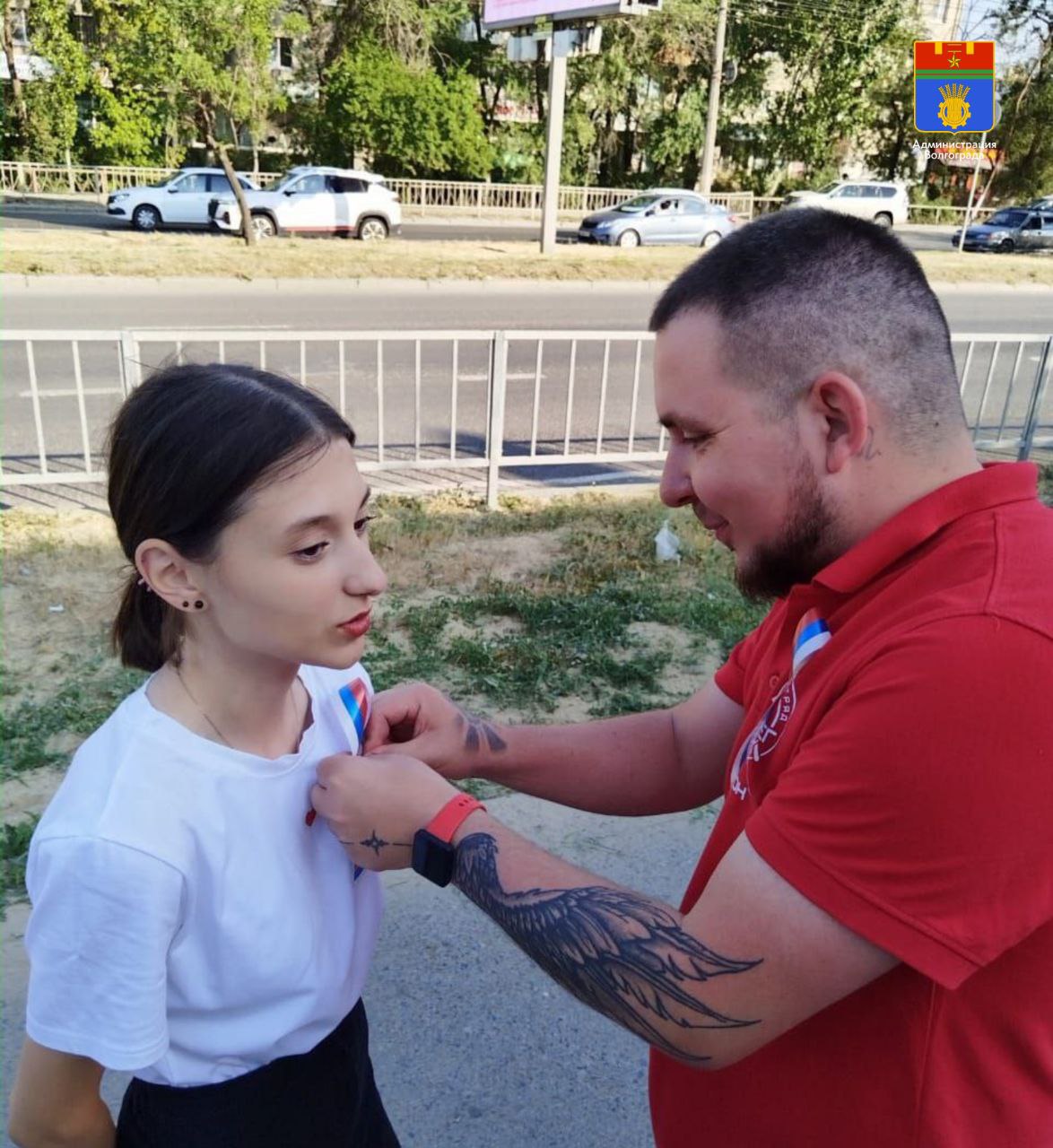 В честь государственного праздника День России специалисты и волонтеры муниципального учреждения "Ровесник" провели акцию "Триколор" - раздали флажки, ленточки в цветах государственного флага, а также листовки с историей праздника. Мероприятие организовано в рамках регионального проекта "Социальная активность" национального проекта "Образование".