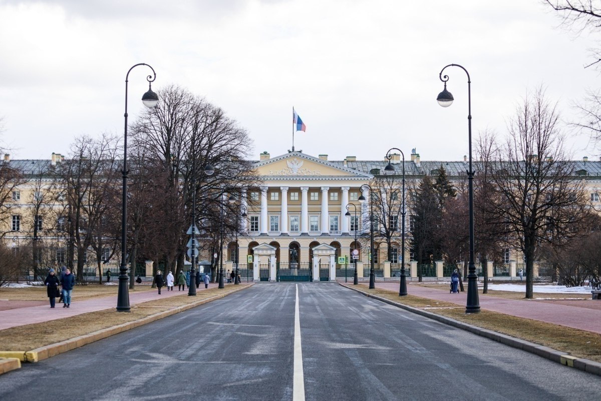 Правительство Петербурга выделит 949 млн рублей из бюджета на субсидии частным образовательным организациям в 2025 году, сообщила пресс-служба Смольного 3 марта. Соответствующее постановление подписал губернатор города Александр Беглов.  Согласно постановлению, субсидии пойдут на финансовое обеспечение реализаций дошкольных, а также основных и дополнительных общеобразовательных программ в частных организациях.  Частные школы и детские сады могут использовать полученные выплаты для оплаты труда сотрудников, а также закупки учебных пособий, игрушек и других средств, используемых в образовательном процессе. Субсидии не распространяются на расходы на содержание зданий и оплату коммунальных услуг, их организации должны покрывать самостоятельно.