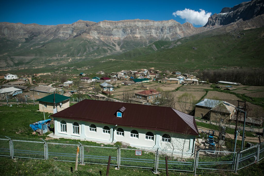 В Дагестане перезапустили ГЭС на родниковой воде     Компания «СамурЭнерджи» ввела в строй после ремонта Курушскую ГЭС – малую гидроэлектростанцию на юге Дагестана, работающую от источников на горе Шалбуздаг.   В 2024 г. на станции начался капремонт, призванный увеличить КПД и полезную выработку электроэнергии, в том числе за счет замены ковшей рабочего колеса и соплового аппарата. Станция была оснащена солнечными панелями, обеспечивающими резервное питание автоматики.     Как и прежде, объект мощностью 0,5 МВт питается из родниковой воды: в горах формируется озеро, вода из которого используется не только для выработки электроэнергии, но и для орошения сельхозугодий.  ™  Высокое напряжение